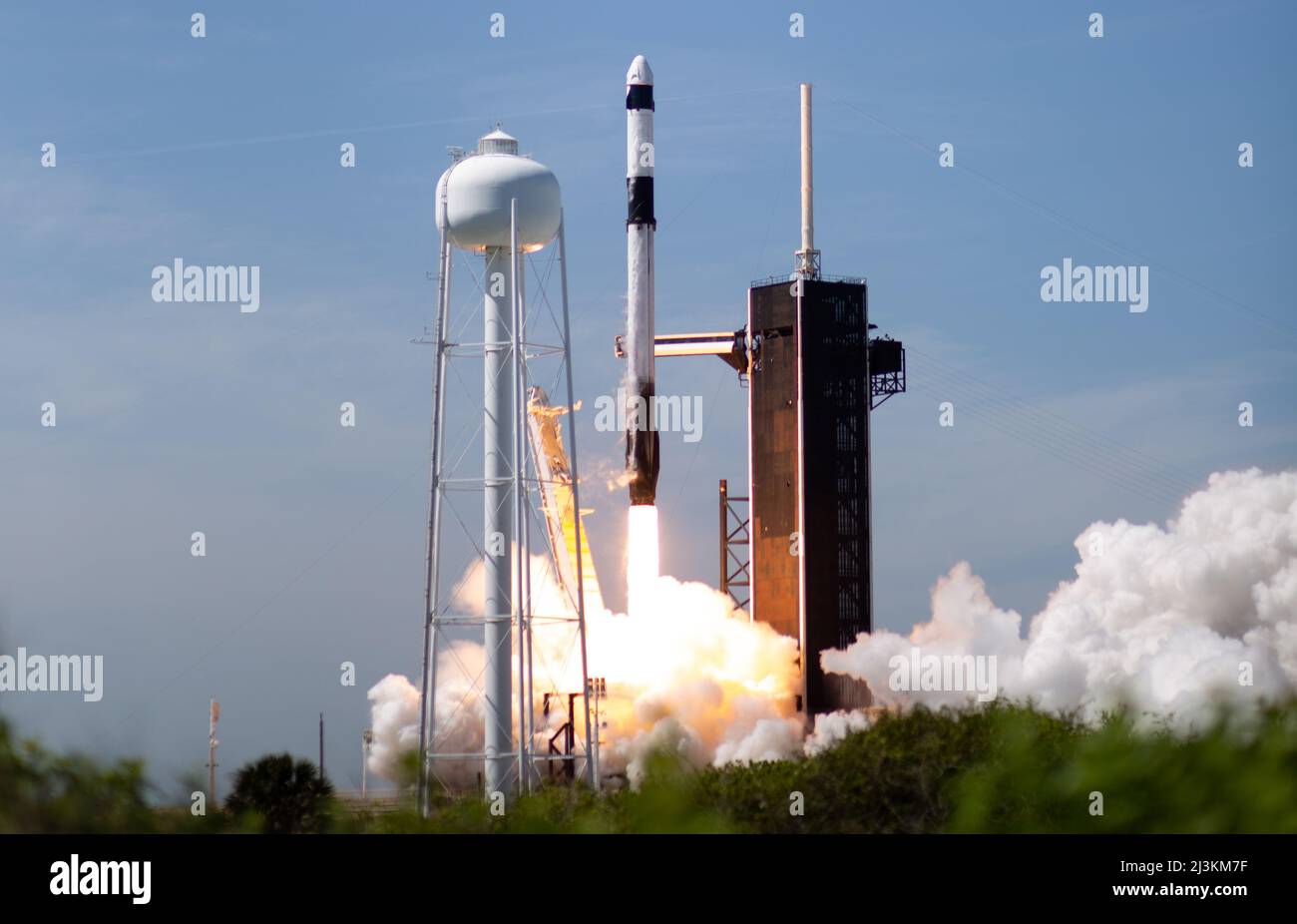 KENNEDY SPACE CENTER - 06. April 2022 - die NASA-Rakete Space Launch System (SLS) mit der Orion-Sonde an Bord ist auf einem mobilen Raketenwerfer in Laun zu sehen Stockfoto