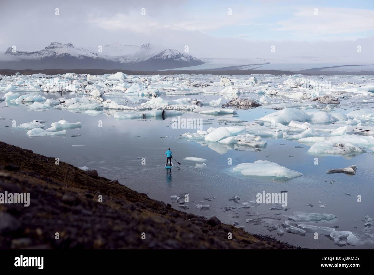 Ein Mann Paddling auf der Gletscherlagune Jökulsárlón. Stockfoto