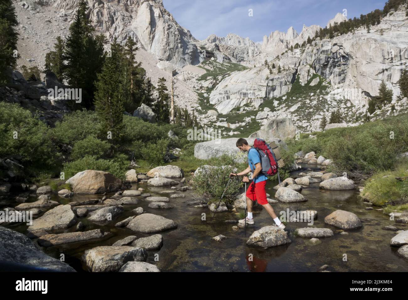 Ein Kletterer auf dem schwierigen Weg zum Mount Whitney. Stockfoto