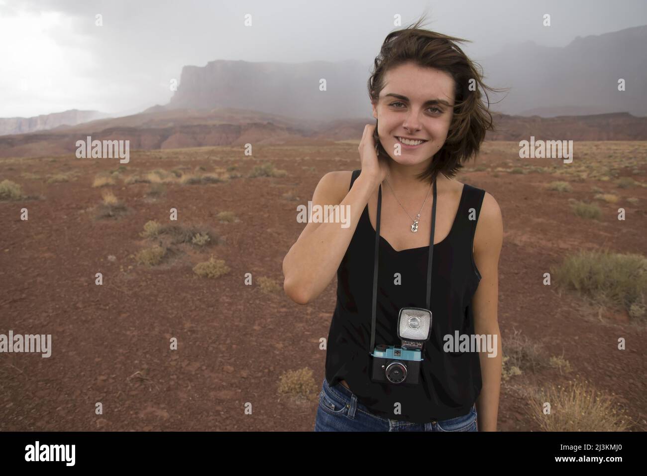 Eine junge Frau fotografiert einen herannahenden Sturm in der Nähe des Grand Canyon. Stockfoto