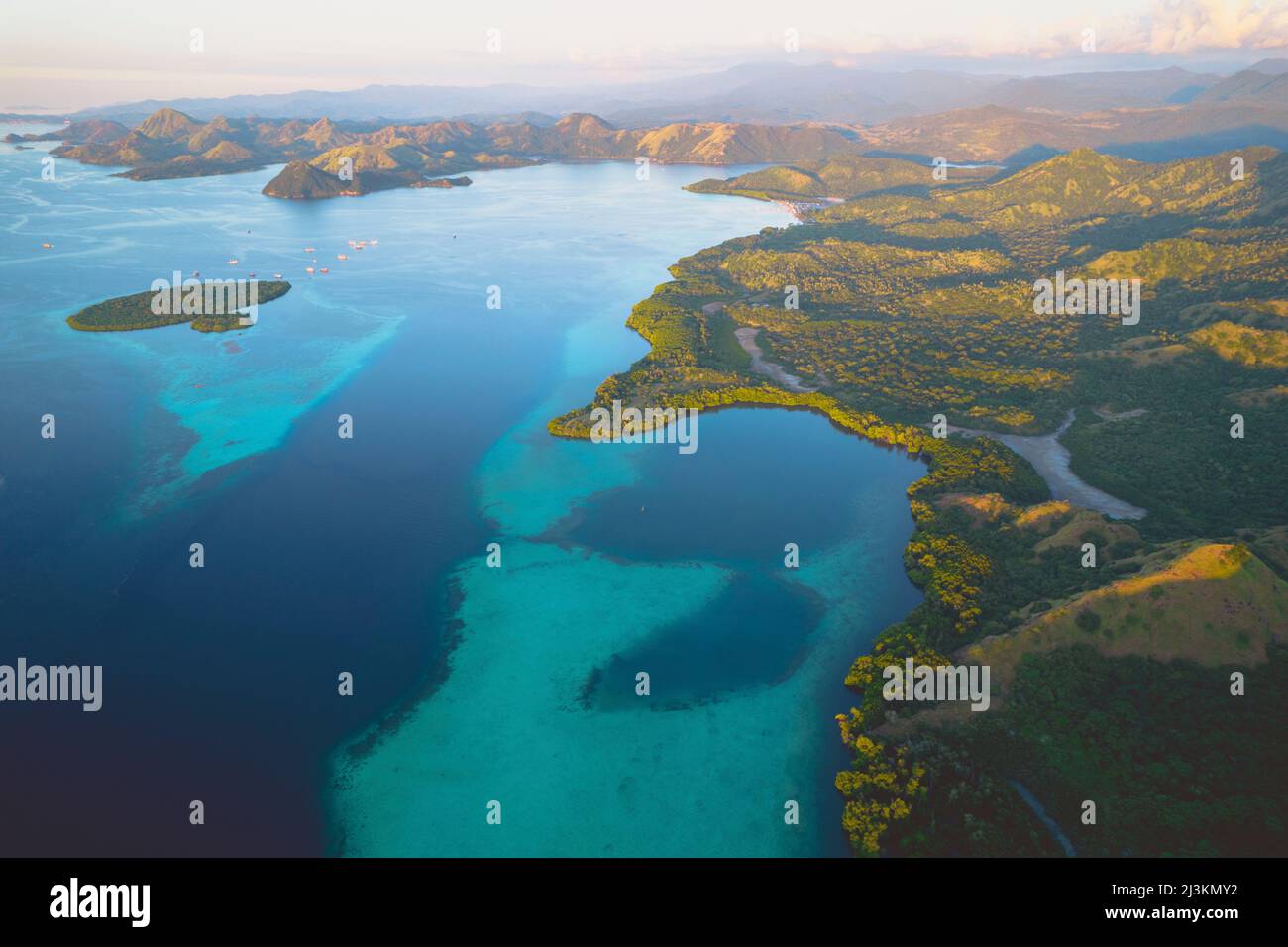 Luftaufnahme der Komodo-Inseln, Komodo-Nationalpark, Heimat des berühmten Komodo-Drachen; East Nusa Tenggara, Lesser Sundainseln, Indonesien Stockfoto