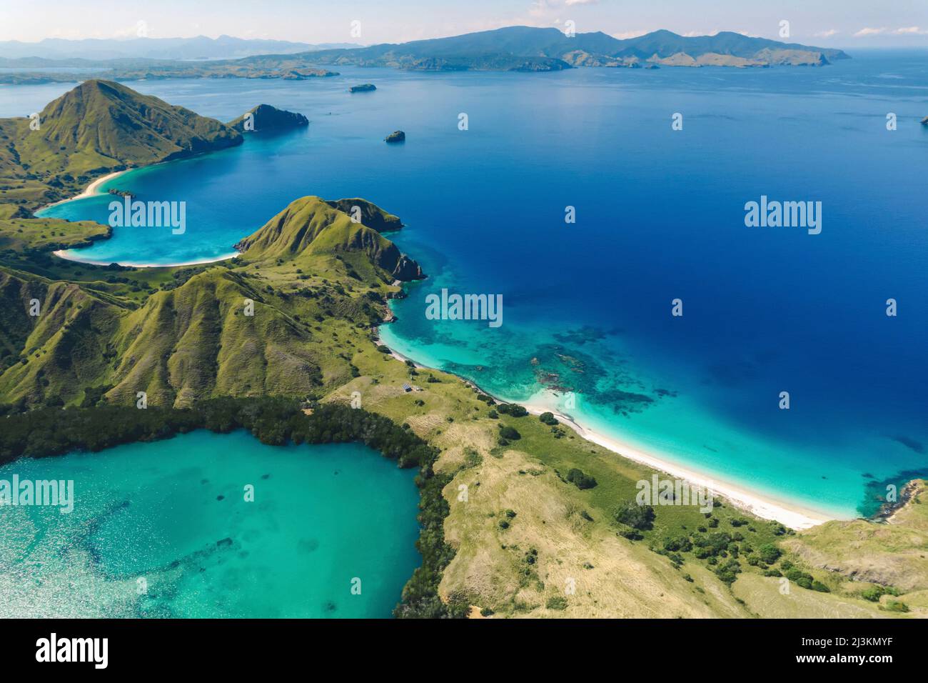 Luftaufnahme der Komodo-Inseln, Komodo-Nationalpark, Heimat des berühmten Komodo-Drachen; Flores, kleine Sunda-Inseln, Indonesien Stockfoto