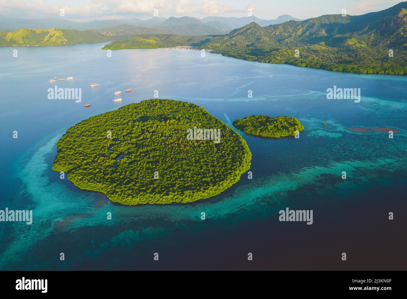 Luftaufnahme der Komodo-Inseln, Komodo-Nationalpark, Heimat des berühmten Komodo-Drachen; East Nusa Tenggara, Lesser Sundainseln, Indonesien Stockfoto