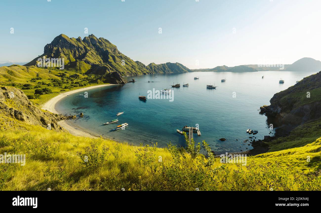 Die Boote vertäuten in der Bucht von Padar Island im Komodo Nationalpark im Komodo Archipel; East Nusa Tenggara, Indonesien Stockfoto