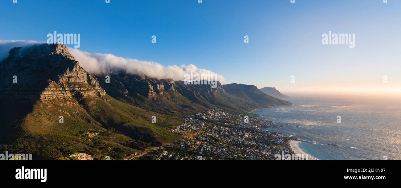 Wolkenbildung erzeugt Tischtucheffekt über der Twelve Apostles Bergkette mit einem Überblick über die Skyline von Kapstadt und Blick auf Camps Ba... Stockfoto