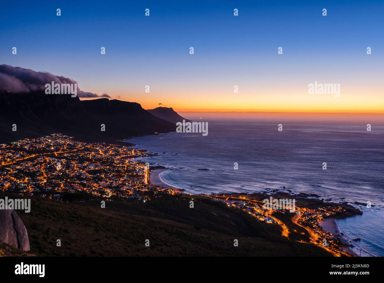 Wolkenbildung erzeugt Tischtucheffekt über der Twelve Apostles Bergkette mit einem Überblick über die Skyline von Kapstadt und Blick auf Camps Ba... Stockfoto