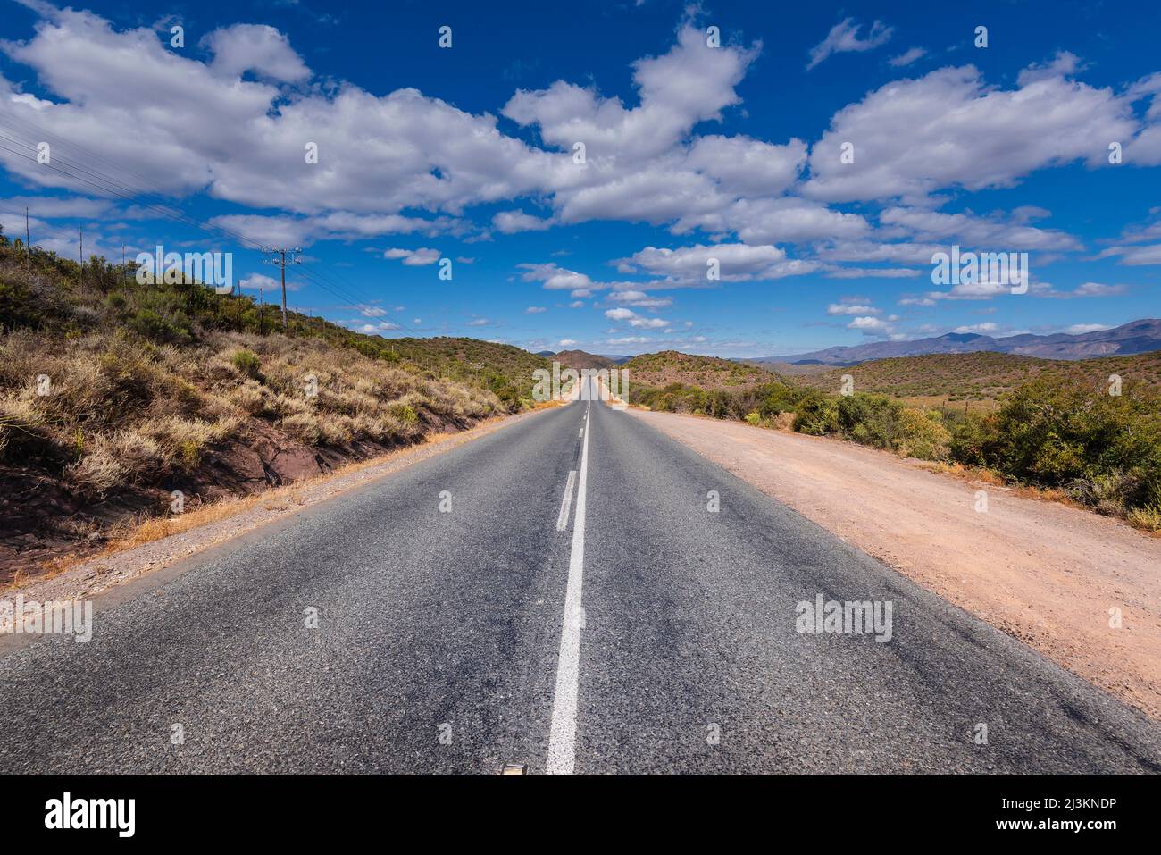 Gerade gepflasterte zweispurige Straße, die in die Ferne führt, Route 62 in Südafrika; Südafrika Stockfoto