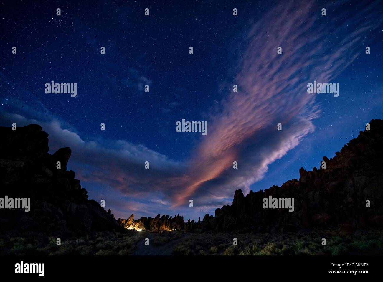 Campingplätze beleuchten die zerklüfteten Felsen in der Nacht; Lone Pine, California, USA Stockfoto