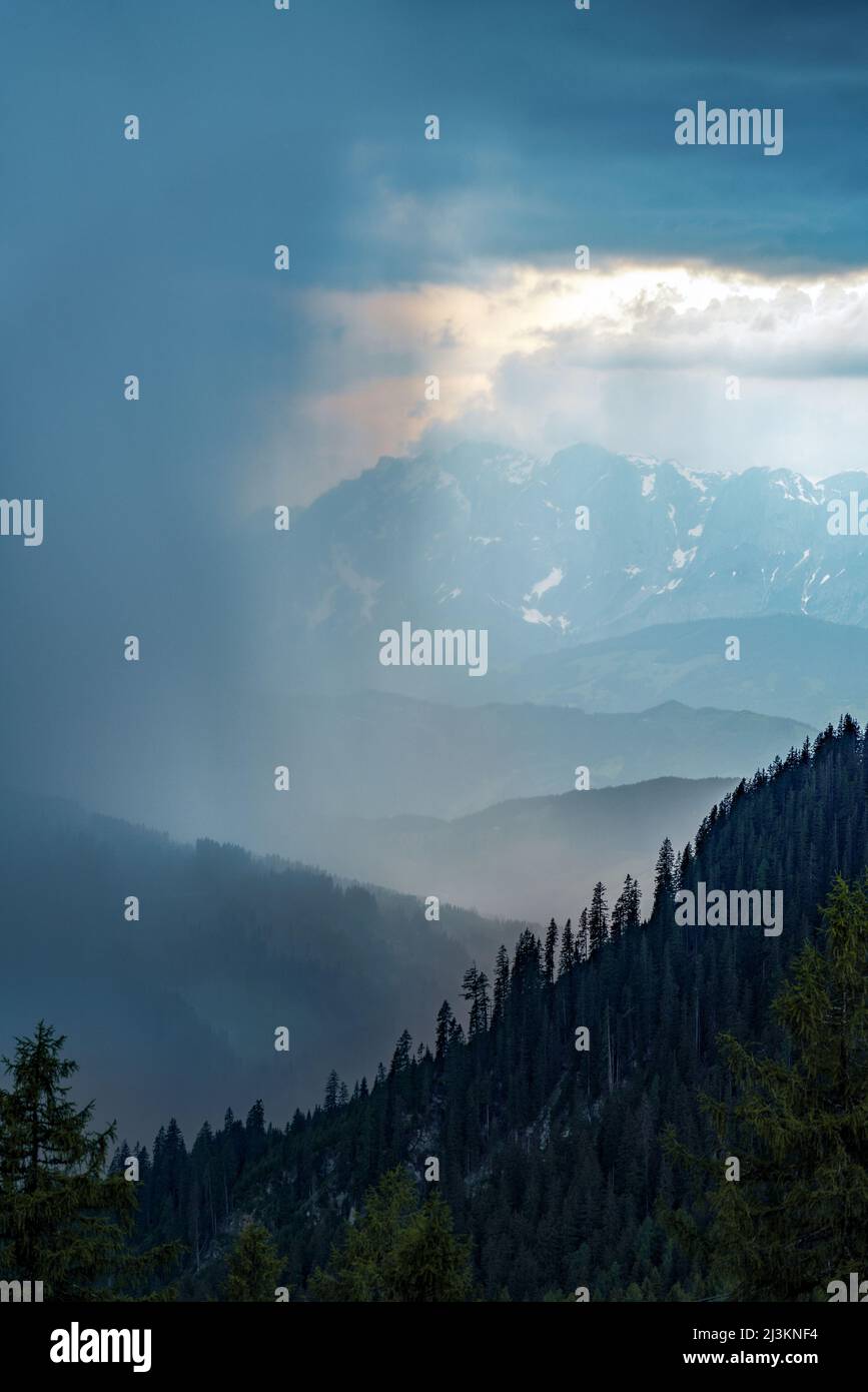 Blick von einem Gipfel in den österreichischen Alpen in den Redbull X Alps, einem Gleitschirmrennen, unter stürmischem Himmel; Wagrain, SalzburgerLand, Österreich Stockfoto