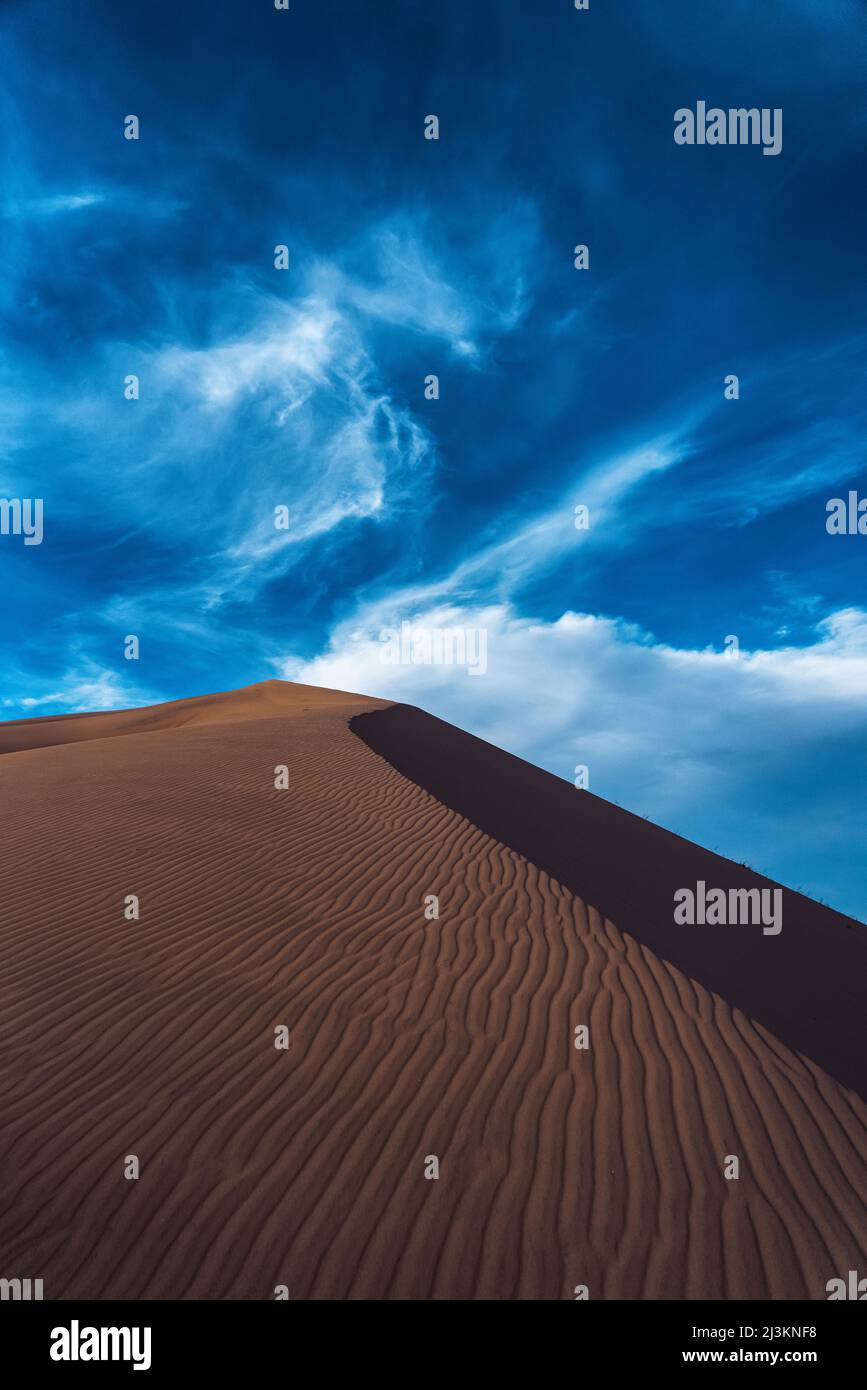 Sanddüne und tiefblauer Himmel; Kelso, Kalifornien, USA Stockfoto