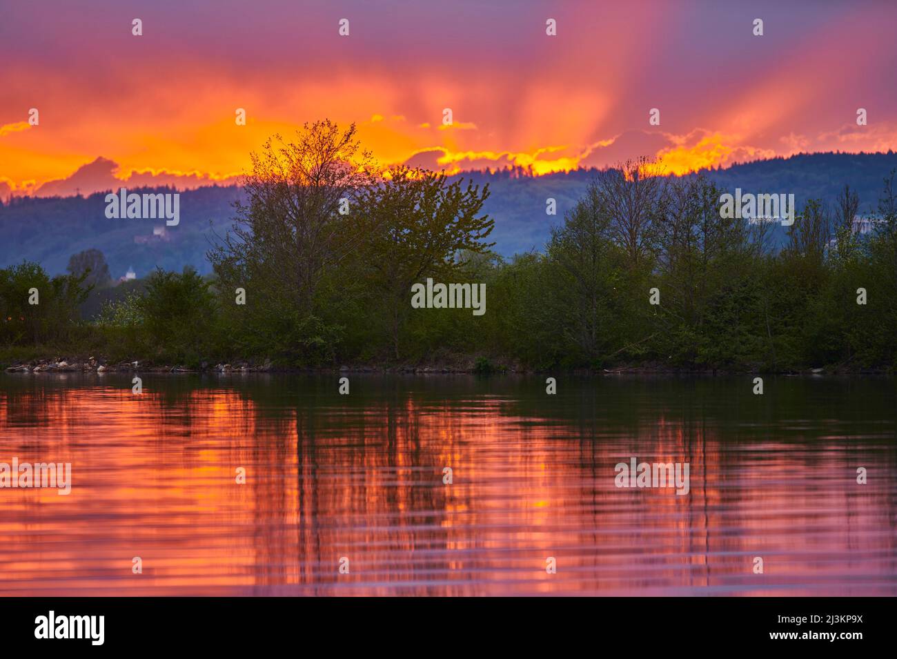 Leuchtende Farben bei Sonnenuntergang über der Danubia; Oberpfalz, Bayern, Deutschland Stockfoto