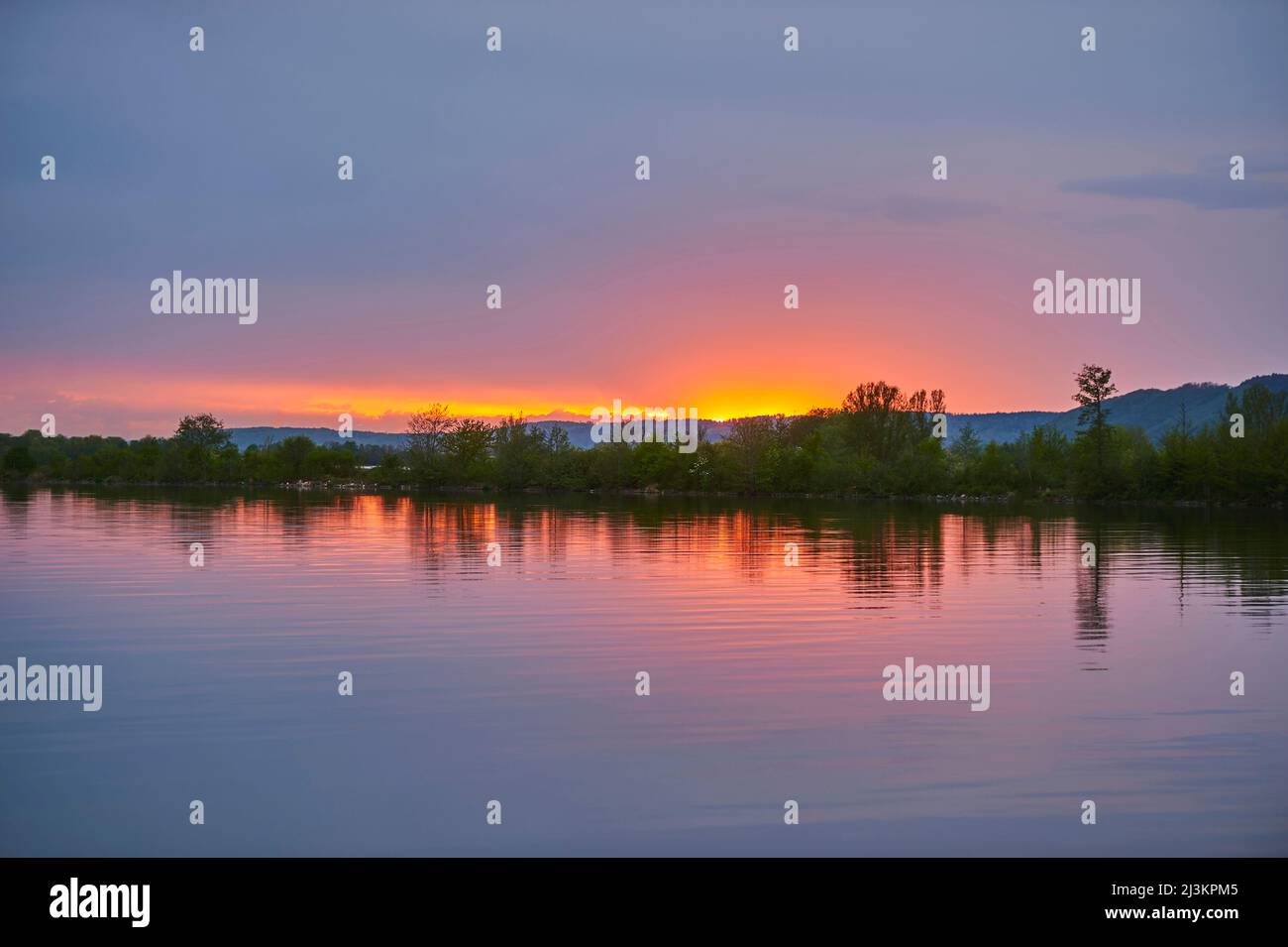 Sonnenuntergang über dem Fluss Danubia; Oberpfalz, Bayern, Deutschland Stockfoto