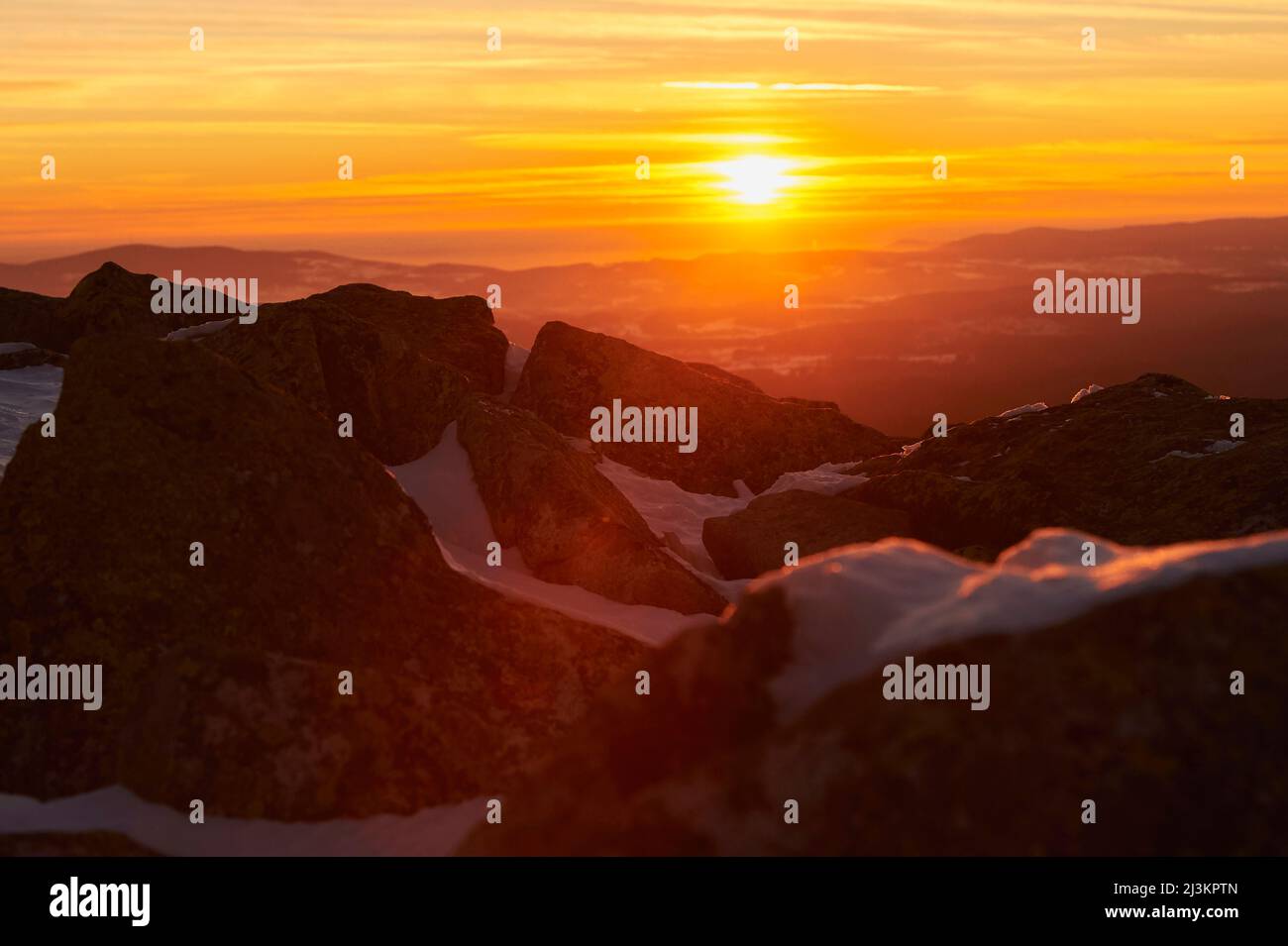 Goldener Sonnenuntergang am Berg Lusen, Bayerischer Wald; Bayern, Deutschland Stockfoto