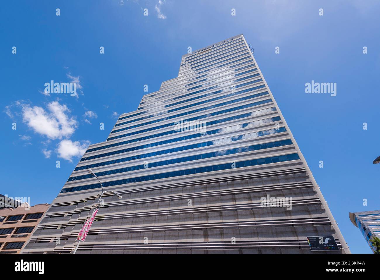 Wolkenkratzer mit der Glasfassade, die blauen Himmel und Wolken reflektiert, im Stadtzentrum von Kapstadt, Südafrika; Kapstadt, Südafrika Stockfoto