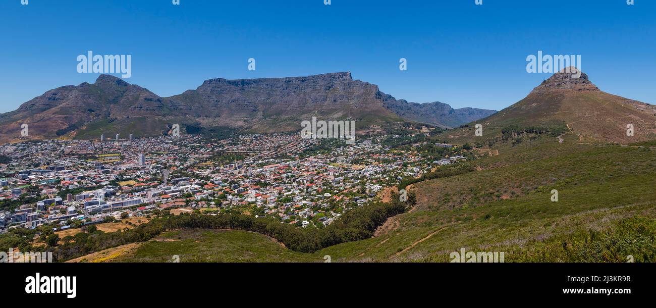 Tafelberg und Stadtbild von Kapstadt, Südafrika; Kapstadt, Westkap, Südafrika Stockfoto