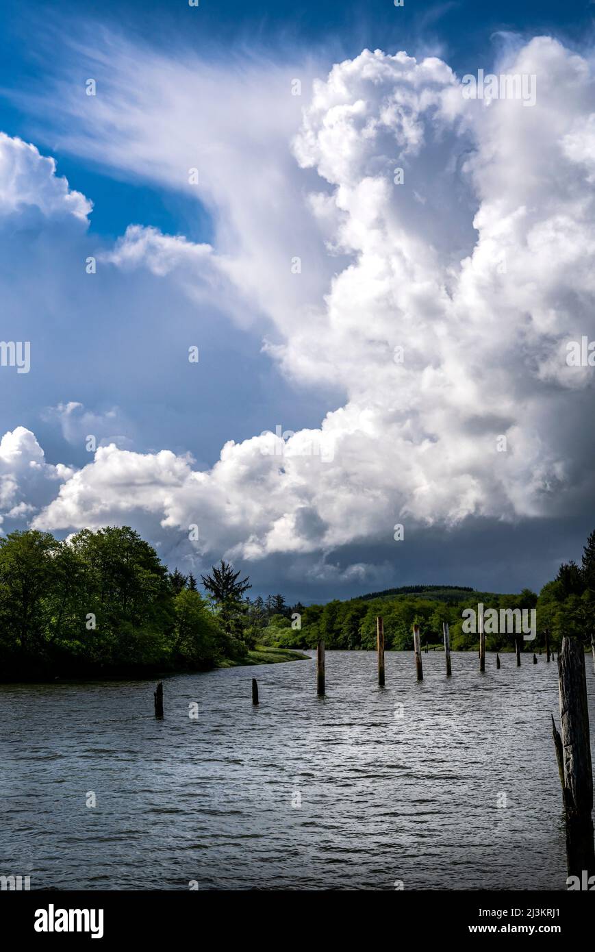 Dramatische Wolken sammeln sich über der Mündung des Netul River im Lewis and Clark National Historical Park in Oregon; Astoria, Oregon, USA Stockfoto