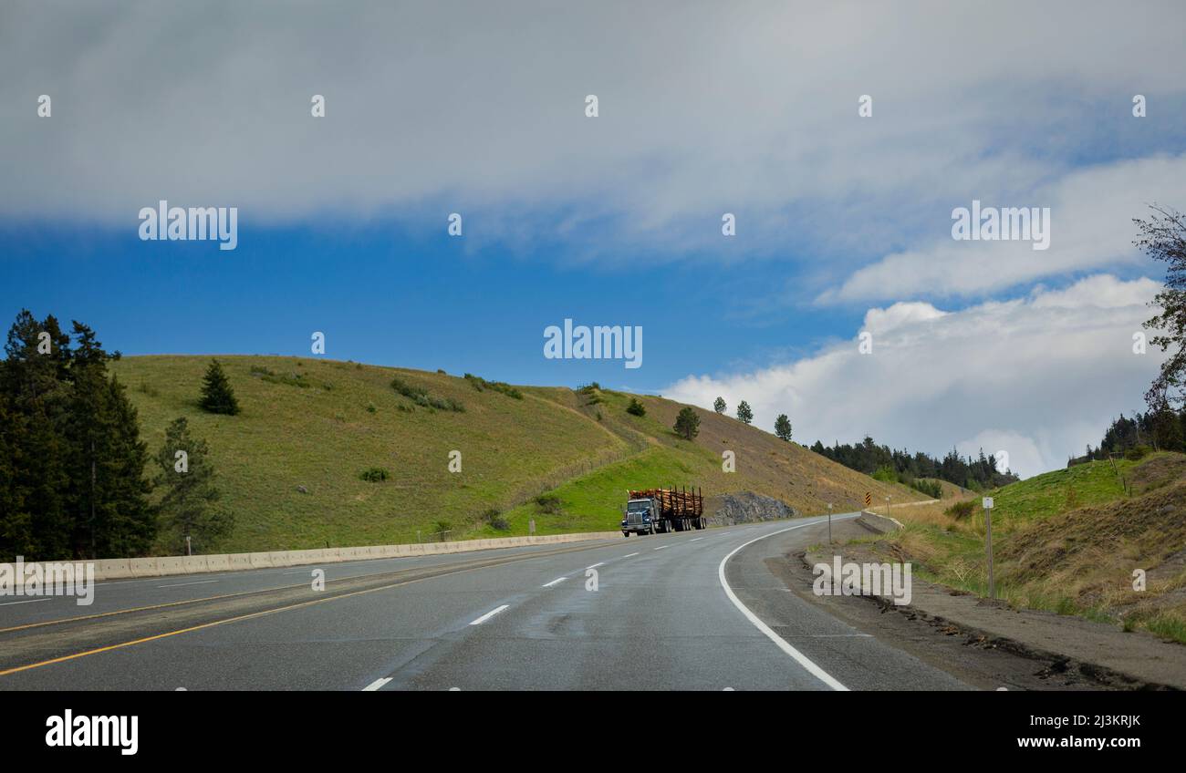Holzfäller, der eine Autobahn in British Columbia, British Columbia, Kanada, abfährt Stockfoto