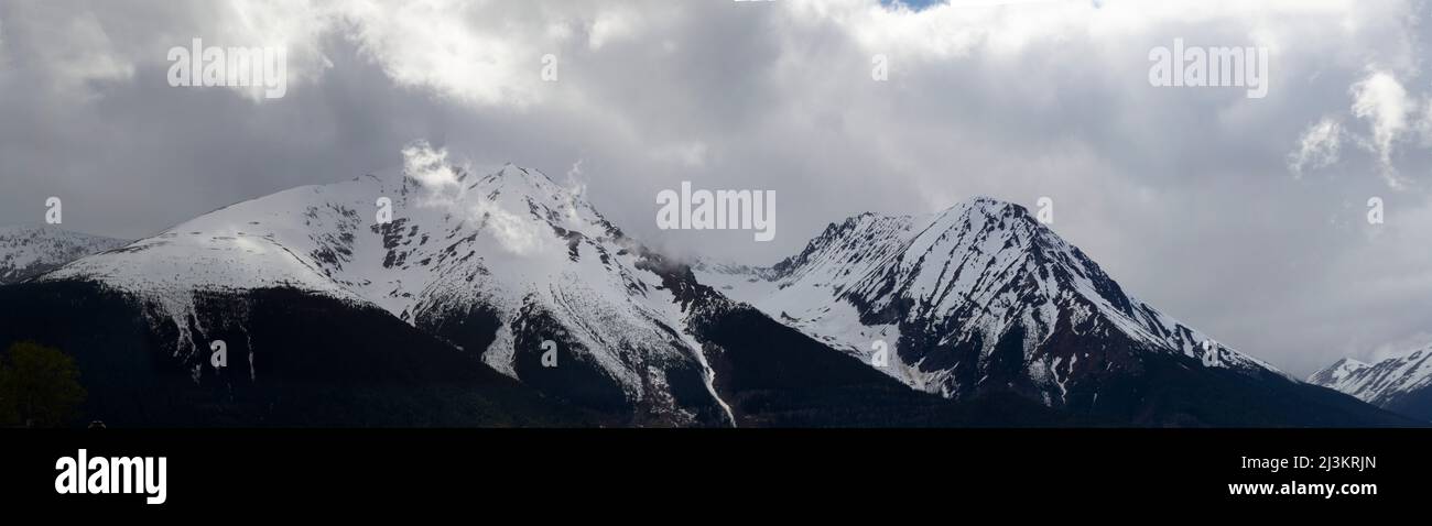 Der zerklüftete Gipfel des Hudson Bay Mountain ist schneebedeckt; Smithers, British Columbia, Kanada Stockfoto