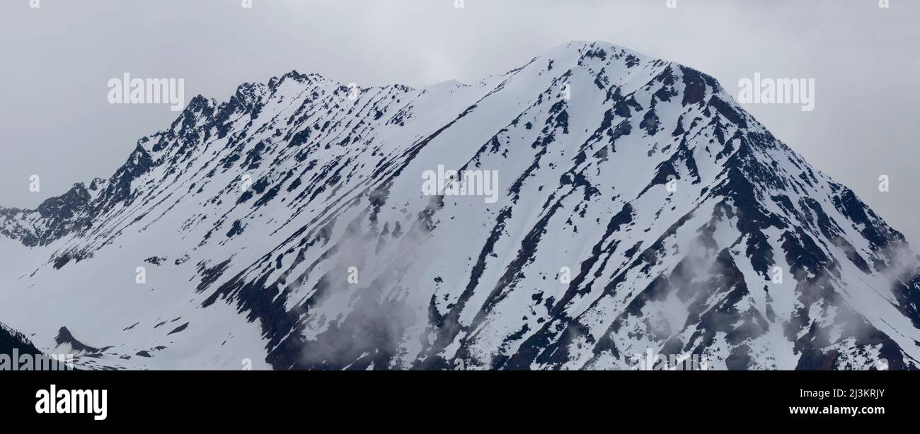 Der zerklüftete Gipfel des Hudson Bay Mountain ist schneebedeckt; Smithers, British Columbia, Kanada Stockfoto