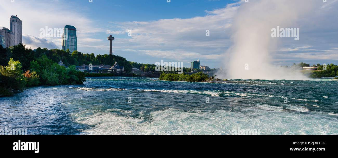 Blick auf die Niagarafälle, Ontario und die American Falls; Niagarafälle, Ontario, Kanada Stockfoto
