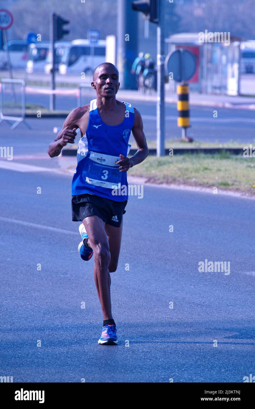 Junger afrikanischer Mann beim Marathonlauf Stockfoto