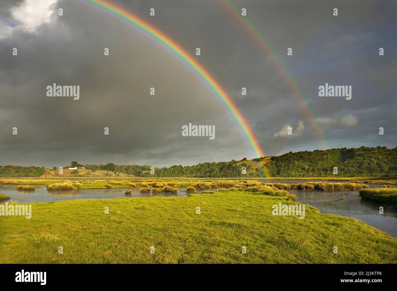 Ein doppelter Regenbogen in der Landschaft entlang der Route nach Punihuil, westlich von Ancud, Chiloe, Chile; Chiloe Island, Chile Stockfoto