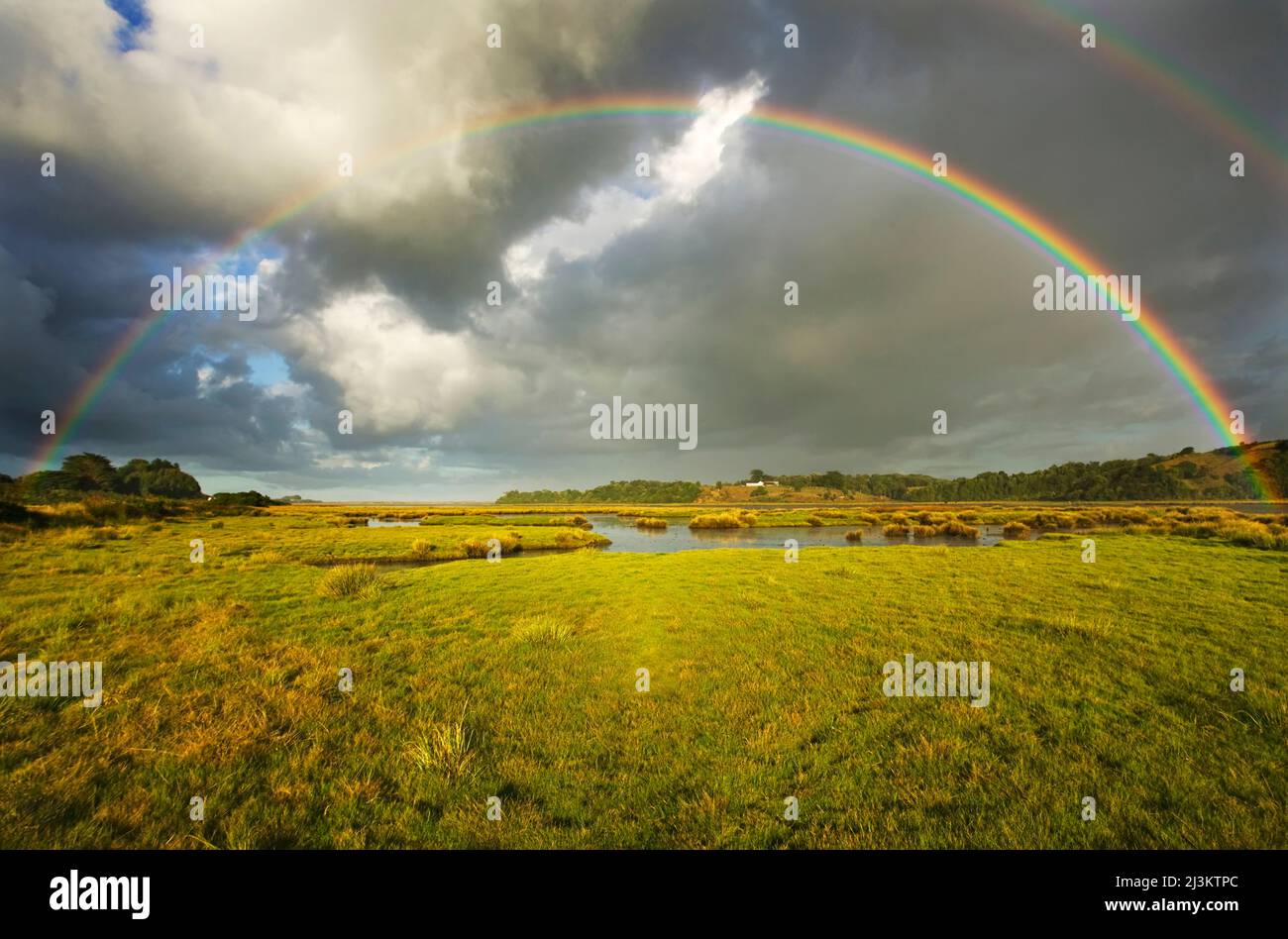 Ein doppelter Regenbogen in der Landschaft entlang der Route nach Punihuil, westlich von Ancud, Chiloe, Chile; Chiloe Island, Chile Stockfoto
