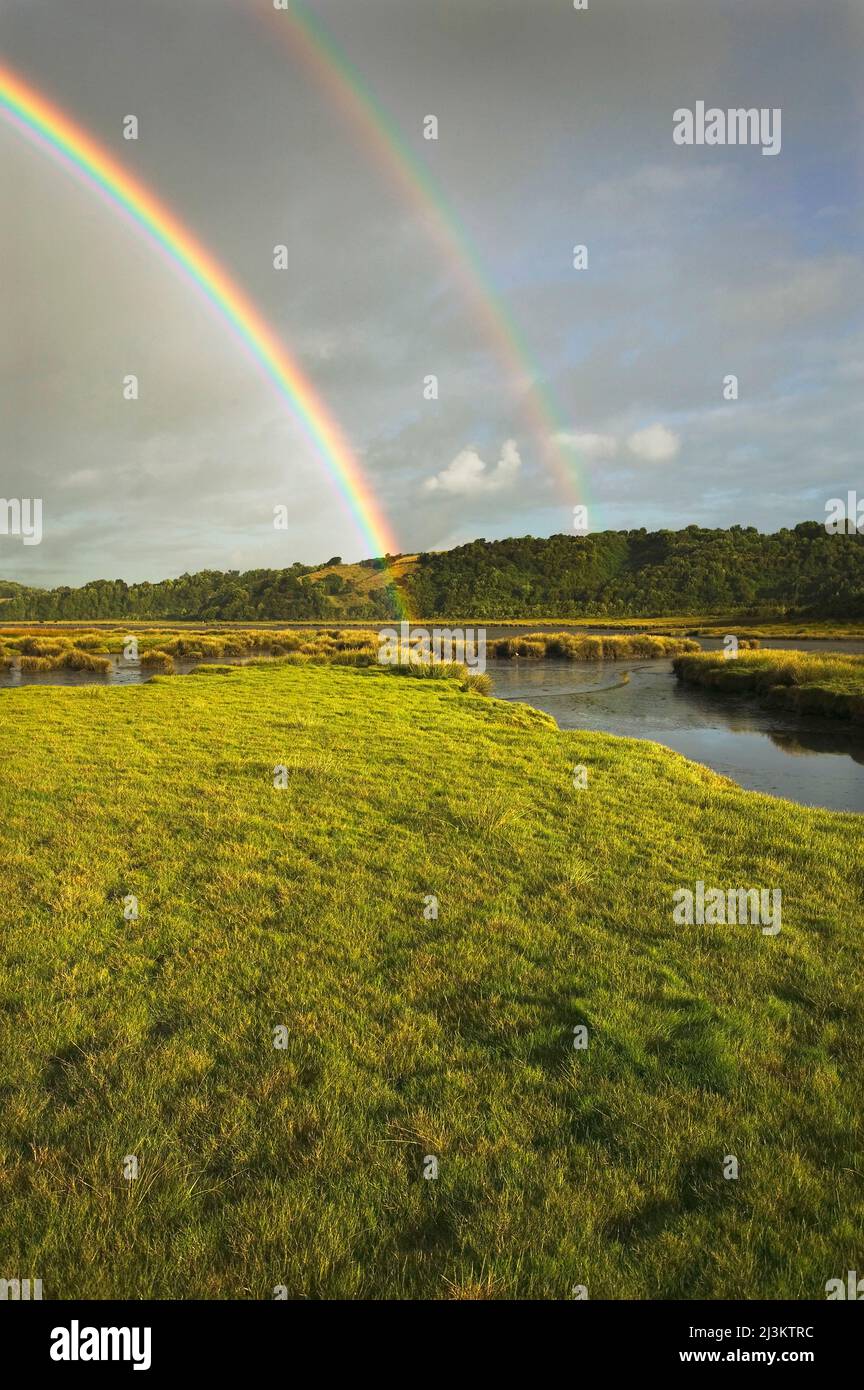 Ein doppelter Regenbogen in der Landschaft entlang der Route nach Punihuil, westlich von Ancud, Chiloe, Chile; Chiloe Island, Chile Stockfoto