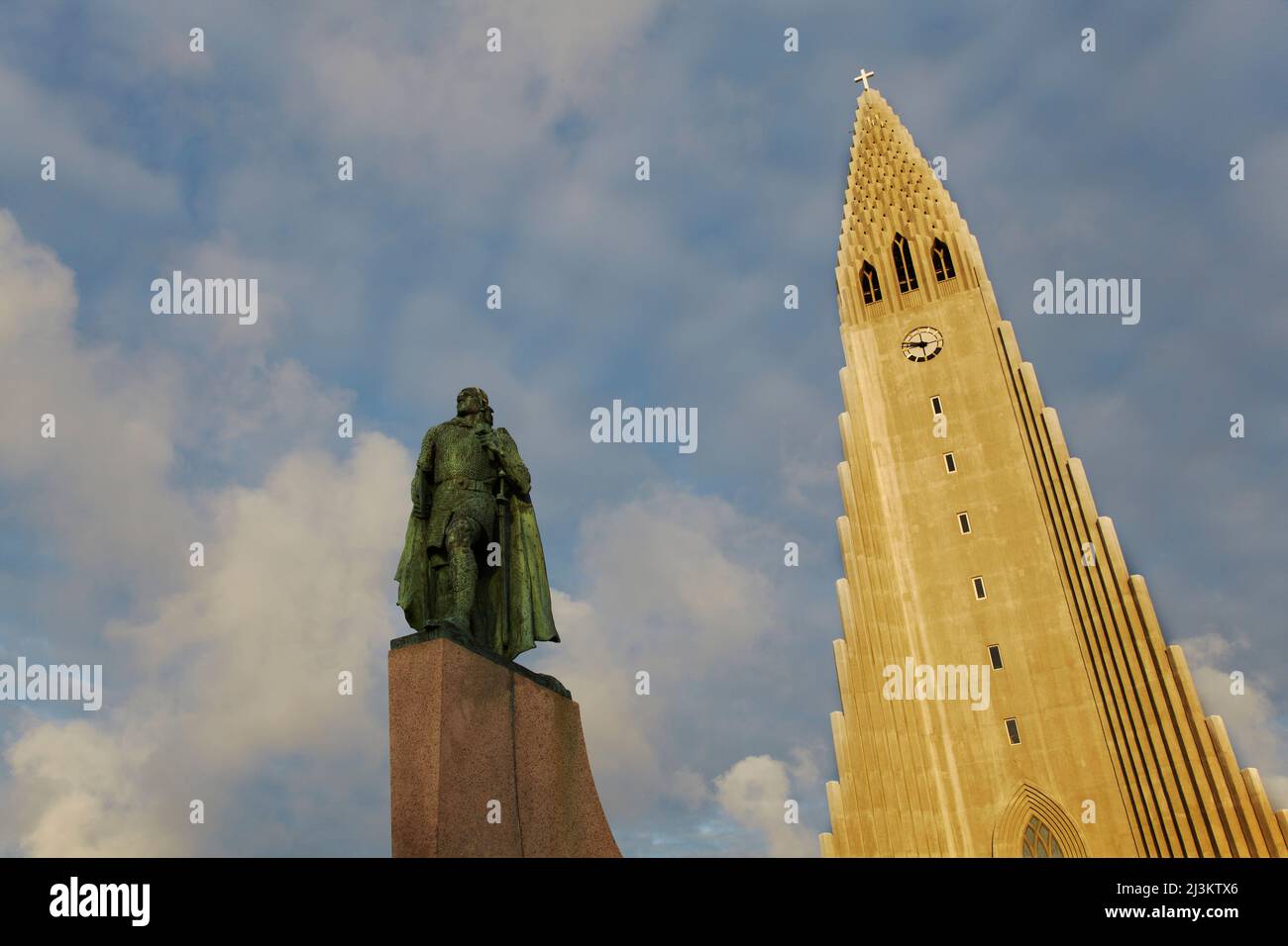 Statue von Leifur Ericsson vor der Hallgrimskirchja Kirche in Reykjavik, Island; Reykjavik, Island Stockfoto