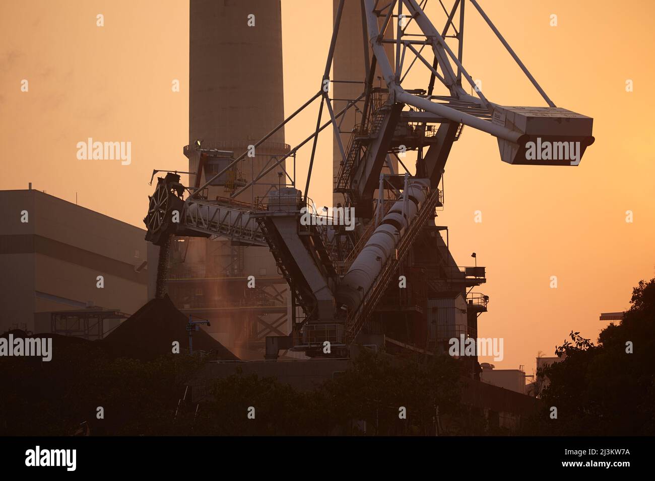 Eine Silhouette eines Kohlekraftwerks bei Sonnenuntergang, Lamma Island, Hongkong.; Yung Shue Wan, Lamma Island, Hongkong, China. Stockfoto