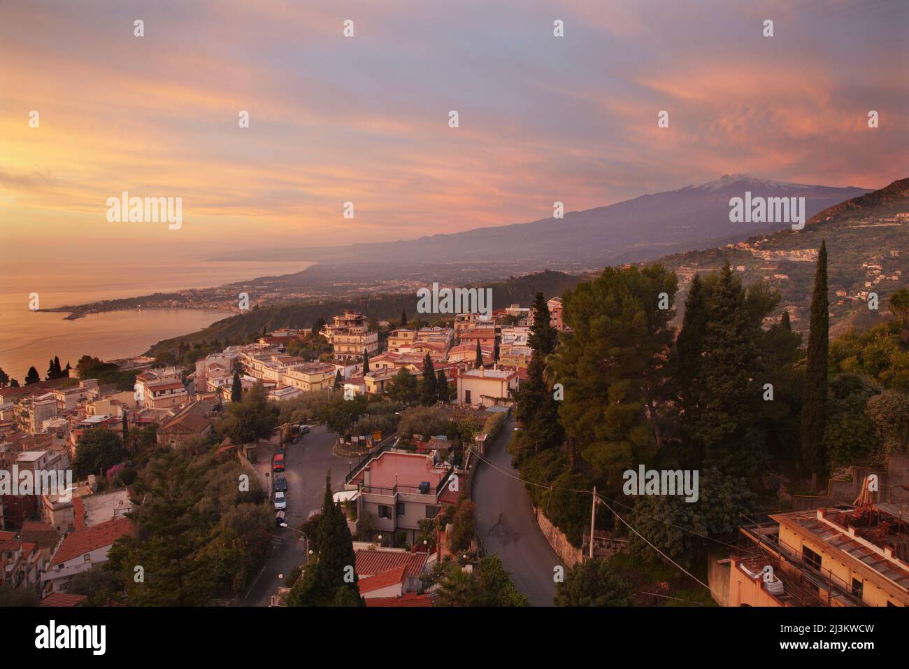 Ein Blick auf den Ätna bei Sonnenaufgang, von Taormina aus gesehen, Sizilien, Italien.; Taormina, Ätna, Sizilien, Italien. Stockfoto