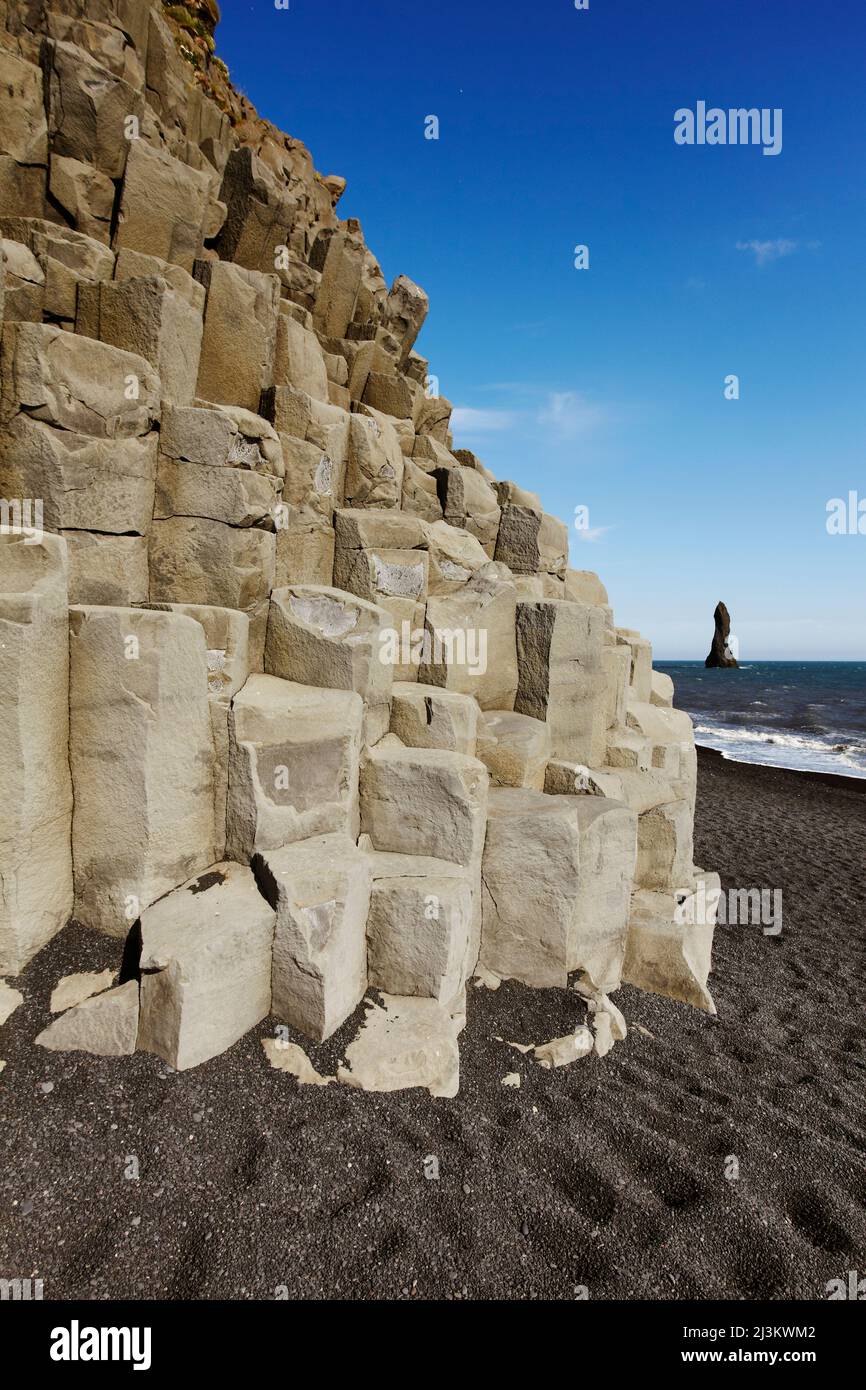 Vulkanische Basaltklippen und schwarzer Strand, an der Südküste Islands.; Vik, Island. Stockfoto