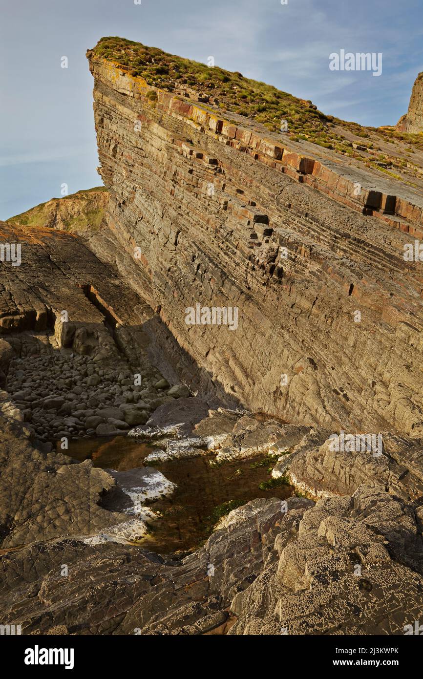 Klippen an der Atlantikküste in der Nähe von Hartland Point, Devon, England.; Damehole Point, Devon, Großbritannien. Stockfoto