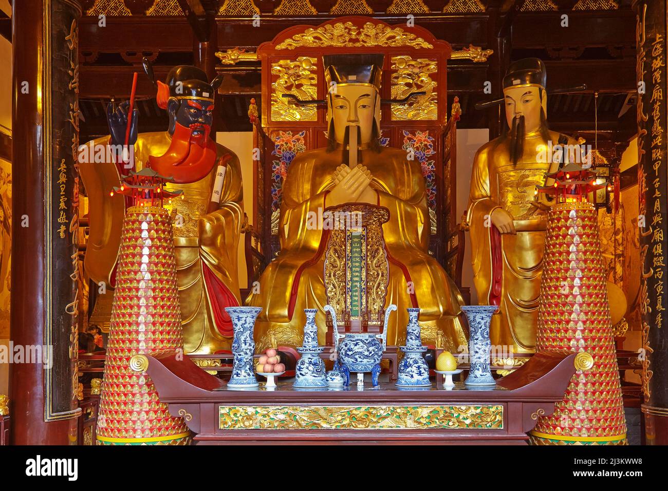 Statuen der Tempelgottheiten in der Haupthalle des Chenghuang Tempels, dem Stadtgottentempel, in der Nähe des Yuyuan Gartens, Shanghai, China.; Shanghai, China. Stockfoto