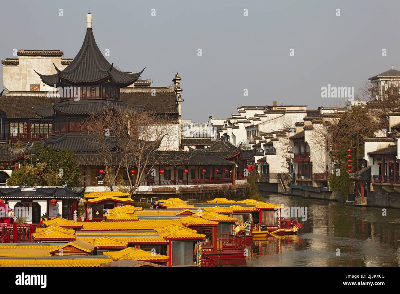 Eine Szene außerhalb Fuzimiao Tempel und an den Ufern des Qinhuai-Flusses, im alten Teil des zentralen Nanjing, Provinz Jiangsu, China. Stockfoto