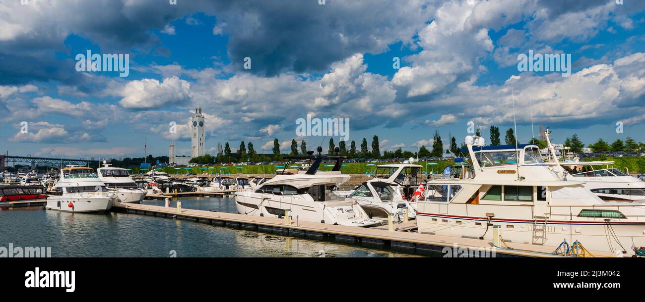 Blick auf den Hafen mit dem Montréal Uhrenturm im Hintergrund im Alten Hafen von Montreal in Quebec, Kanada; Montreal, Quebec, Kanada Stockfoto