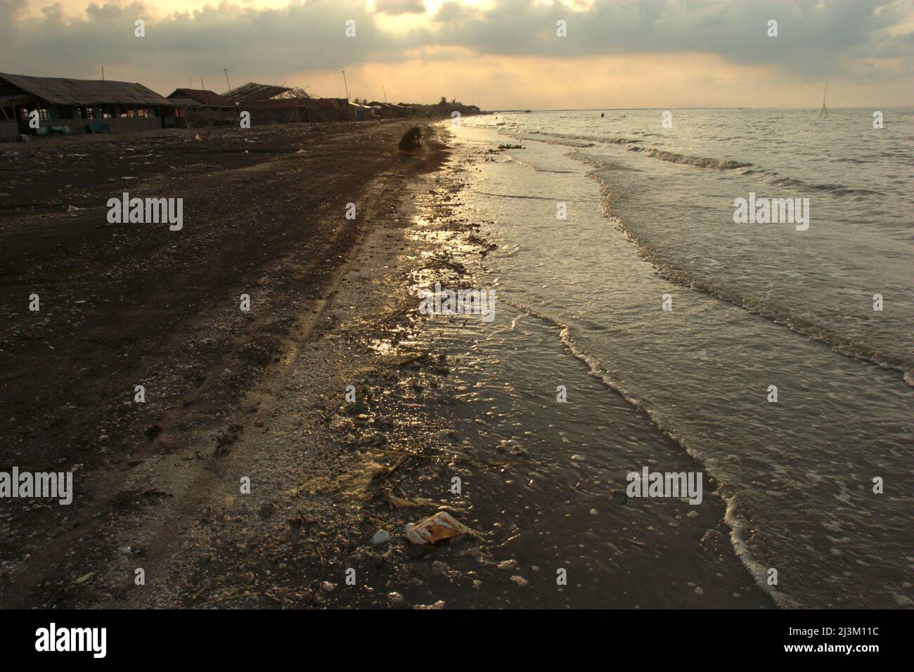 Landschaft des Pakis Strandes in Pakis Jaya, Karawang, Indonesien. Stockfoto