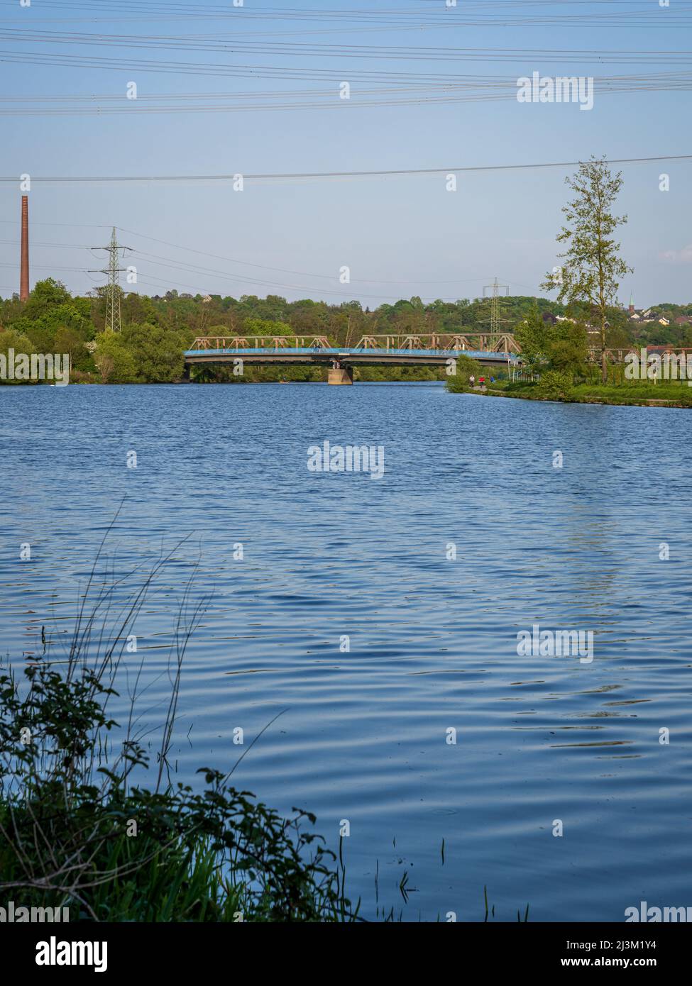 Essen, Nordrhein-Westfalen, Deutschland - 27. April 2020: Blick von Essen-Horst auf die Ruhr und die Eisenbahnbrücke in Bochum-Dahlhausen Stockfoto