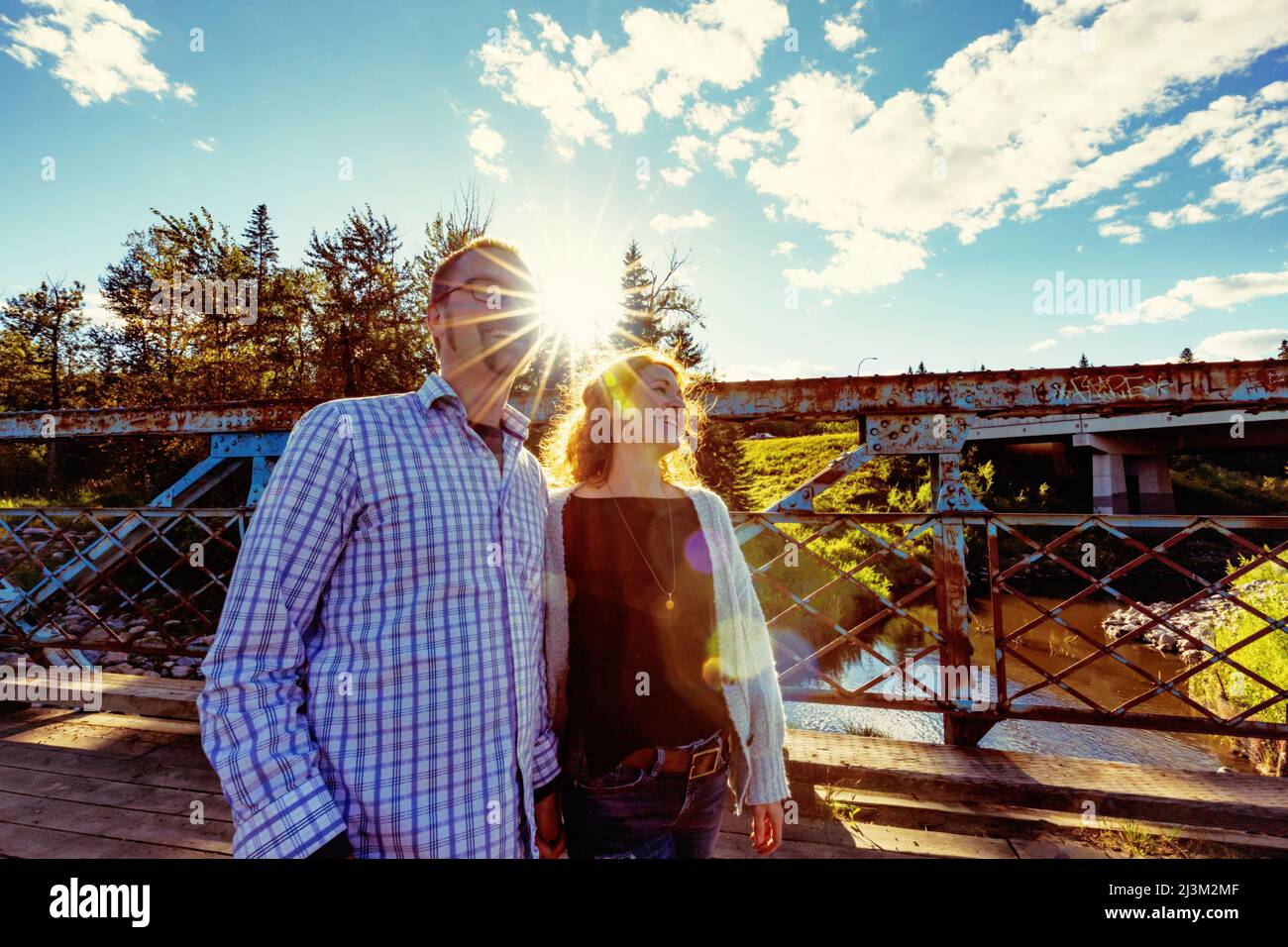 Reifes Ehepaar, das im Herbst im Freien in einem Park zusammen ist; Edmonton, Alberta, Kanada Stockfoto