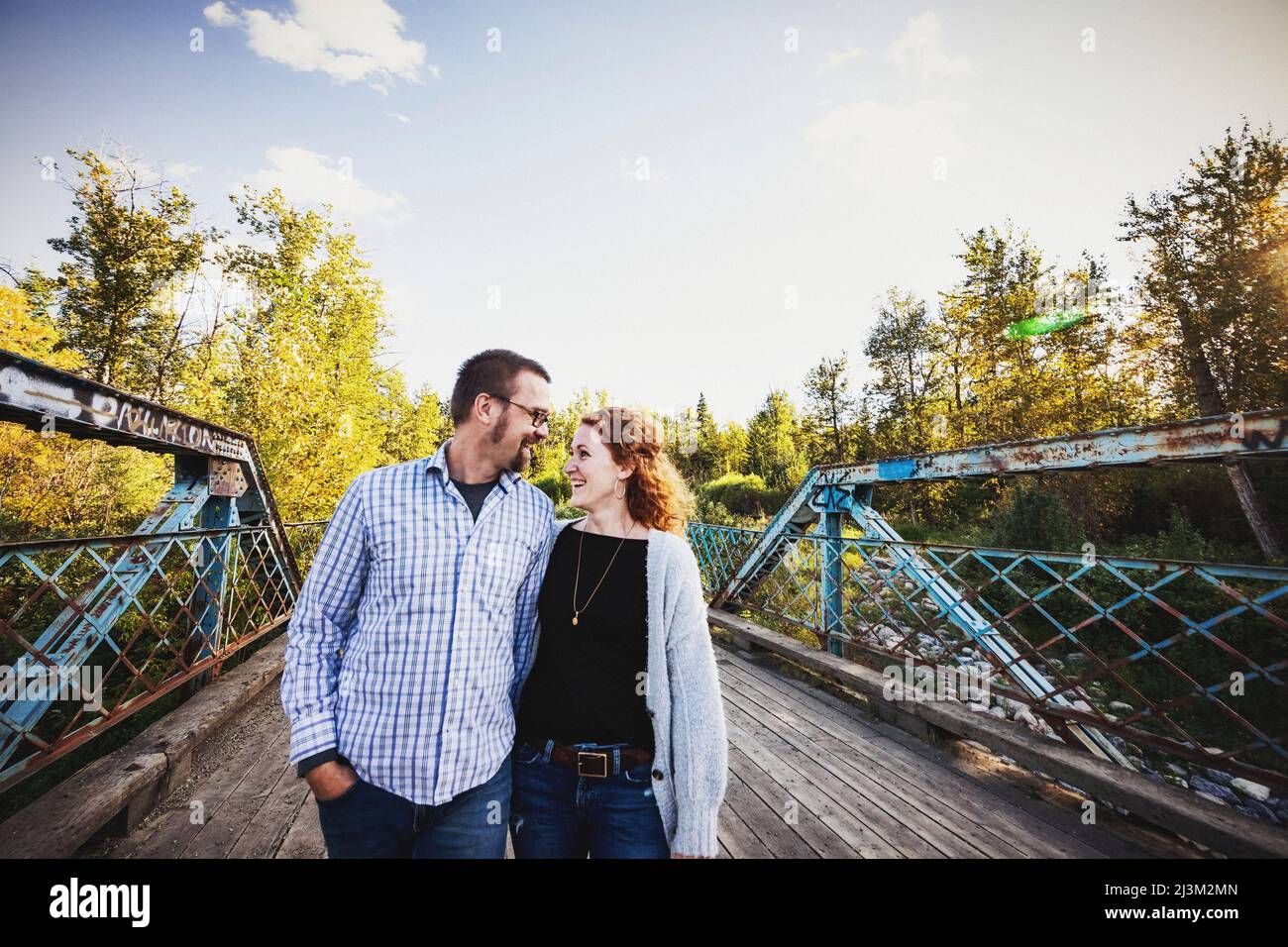 Reifes Ehepaar, das im Herbst im Freien in einem Park zusammen ist; Edmonton, Alberta, Kanada Stockfoto