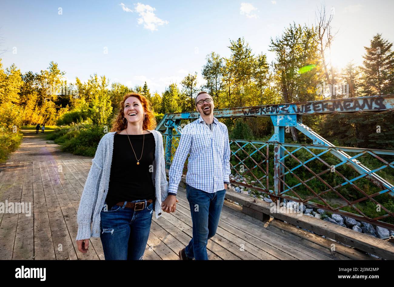 Reifes Ehepaar, das im Herbst im Freien in einem Park zusammen ist; Edmonton, Alberta, Kanada Stockfoto