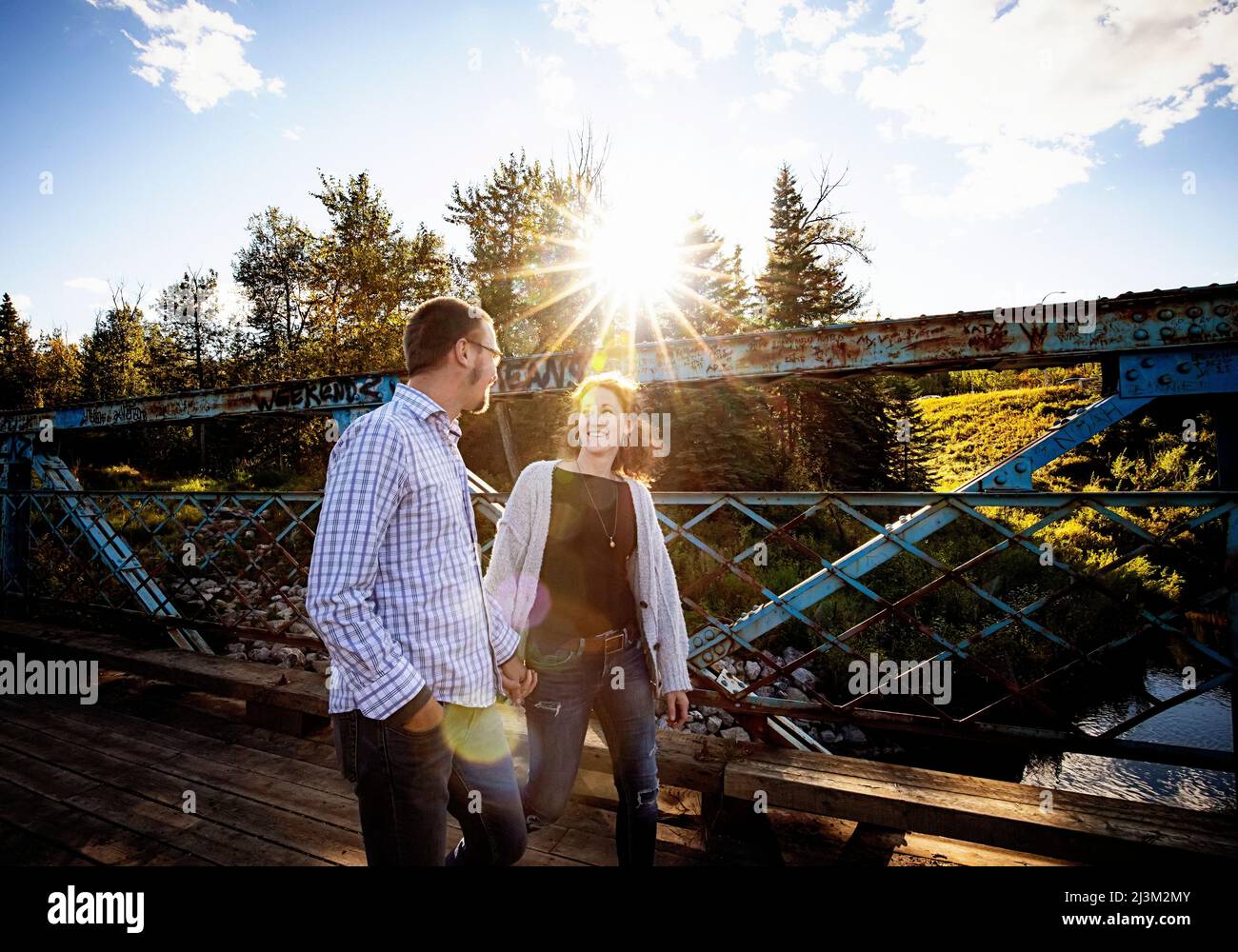 Reifes Ehepaar, das im Herbst im Freien in einem Park zusammen ist; Edmonton, Alberta, Kanada Stockfoto