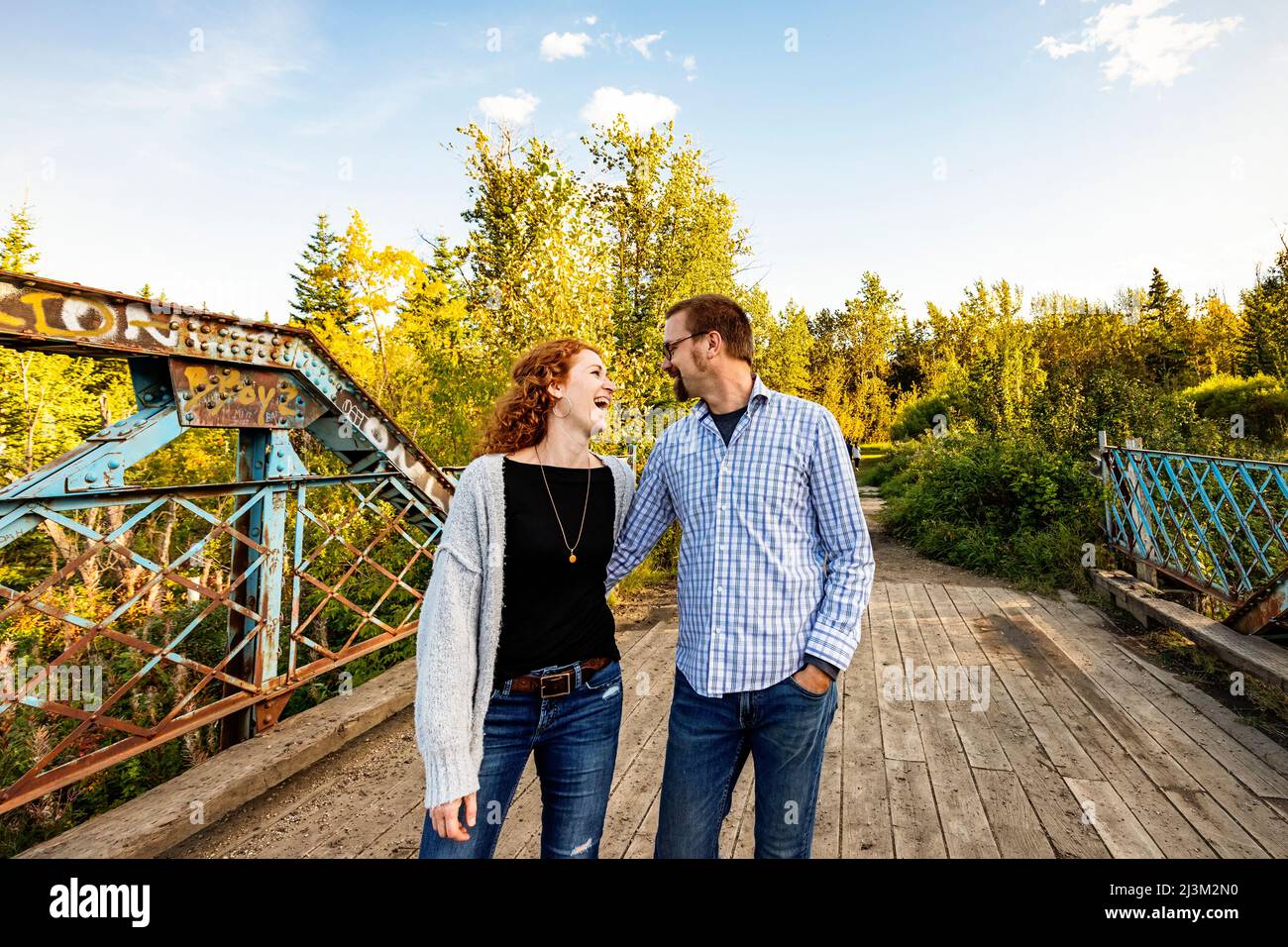 Reifes Ehepaar, das im Herbst im Freien in einem Park zusammen ist; Edmonton, Alberta, Kanada Stockfoto