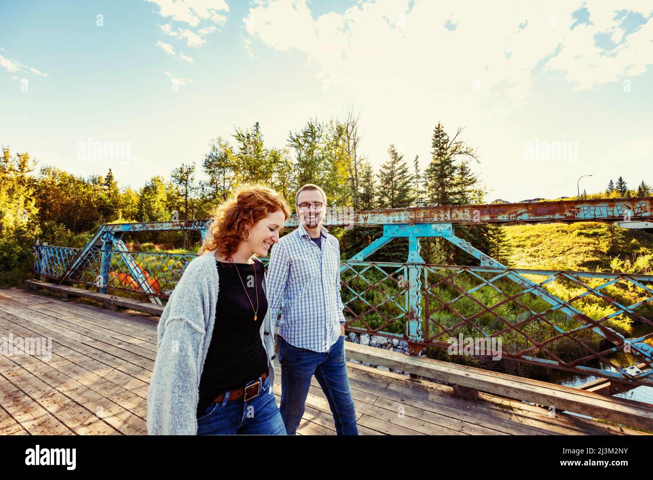 Reifes Ehepaar, das im Herbst im Freien in einem Park zusammen ist; Edmonton, Alberta, Kanada Stockfoto