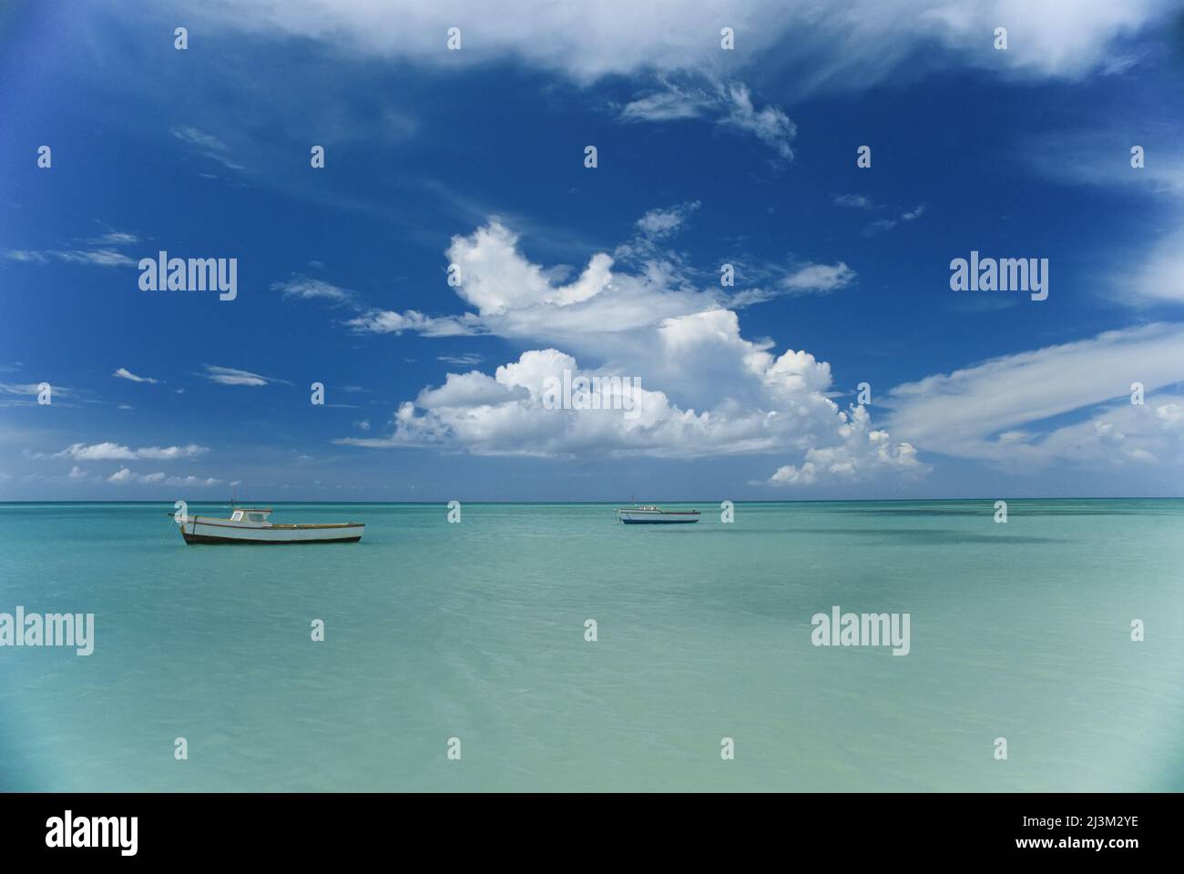 Wolken und Boote, Aruba.; ARUBA INSEL, NIEDERLÄNDISCHE ANTILLEN, WESTINDIEN. Stockfoto
