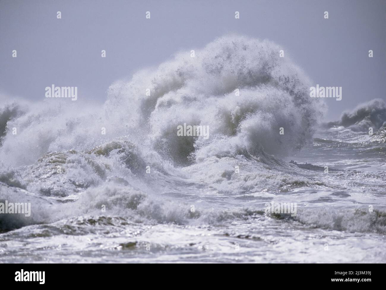 Krachende Rückspülwellen am Cape Hatteras; CAPE HATTERAS, NORTH CAROLINA. Stockfoto