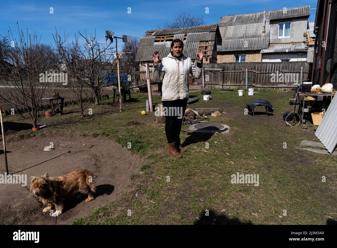 Die Anwohnerin Tetiana zeigt um das Grundstück, das ihr Haus nach der Befreiung der Stadt von den russischen Eindringlingen umgab, Bucha, Region Kiew, Nord-Ukraine, April 7, 2022. Nach Angaben des Bürgermeisters wurden nach einem Massenmord in Bucha mehr als 300 Einwohner der Stadt tot aufgefunden. Die Ukraine hat den IStGH gebeten, zu untersuchen, was in der Stadt im Rahmen ihrer laufenden Untersuchung der Invasion geschah, um festzustellen, ob eine Reihe von russischen Kriegsverbrechen begangen wurden.[die russischen Behörden haben die Verantwortung verweigert und behauptet, dass die Ukraine die Aufnahmen des Ereignisses oder der st vorgetäuscht habe Stockfoto