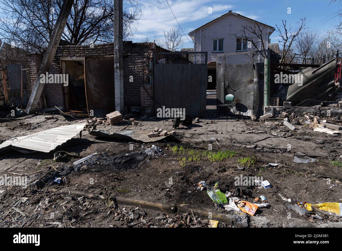 Die Folgen der Feindseligkeiten sind auf einer Straße nach der Befreiung der Stadt von russischen Eindringlingen dargestellt, Bucha, Region Kiew, Nord-Ukraine, April 7, 2022. Nach Angaben des Bürgermeisters wurden nach einem Massenmord in Bucha mehr als 300 Einwohner der Stadt tot aufgefunden. Die Ukraine hat den IStGH gebeten, zu untersuchen, was in der Stadt im Rahmen ihrer laufenden Untersuchung der Invasion geschehen ist, um festzustellen, ob eine Reihe von russischen Kriegsverbrechen begangen wurden.[die russischen Behörden haben die Verantwortung verweigert und behauptet, dass die Ukraine Aufnahmen des Ereignisses gefälscht oder inszeniert hat k Stockfoto