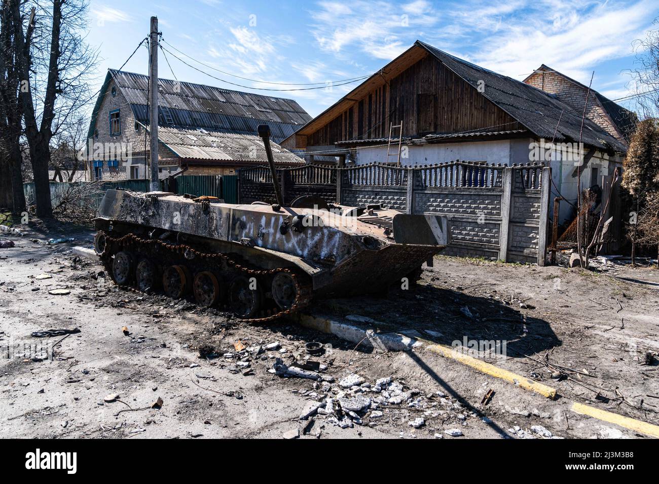Nach der Befreiung der Stadt von russischen Eindringlingen, Bucha, Region Kiew, Nordukraine, April 7, wird ein zerstörtes Militärfahrzeug auf einer Straße gesehen. 2022. Nach Angaben des Bürgermeisters wurden nach einem Massenmord in Bucha mehr als 300 Einwohner der Stadt tot aufgefunden. Die Ukraine hat den IStGH gebeten, zu untersuchen, was in der Stadt im Rahmen ihrer laufenden Untersuchung der Invasion geschehen ist, um festzustellen, ob eine Reihe von russischen Kriegsverbrechen begangen wurden.[die russischen Behörden haben die Verantwortung verweigert und behauptet, dass die Ukraine Aufnahmen des Ereignisses gefälscht oder inszeniert hat Tötungen Stockfoto