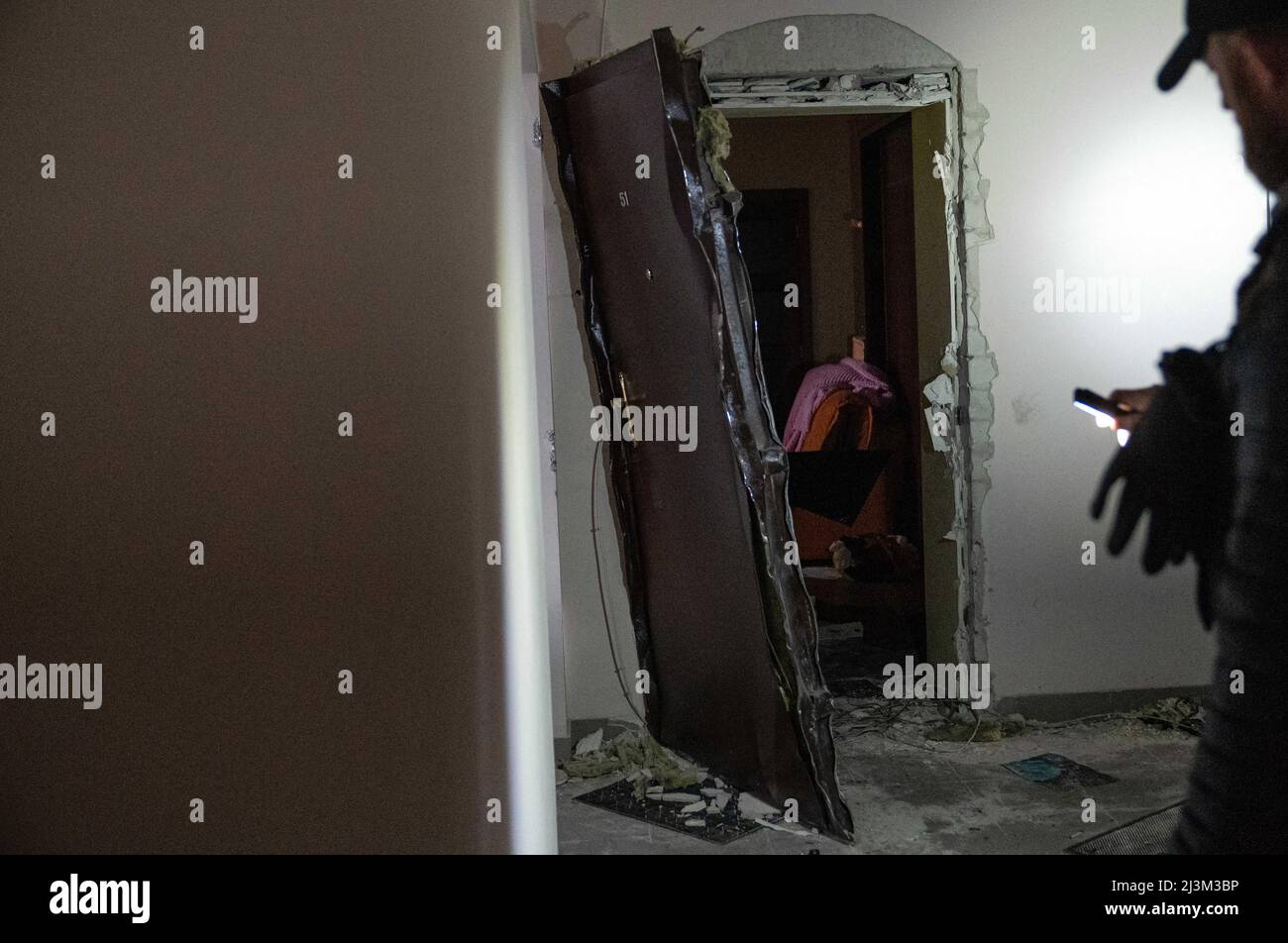 Die Tür wird aus den Scharnieren genommen und ermöglicht den Zugang zu einer Wohnung nach der Befreiung der Stadt von den russischen Eindringlingen, Bucha, Kiew, Nordukraine, April 7, 2022. Nach Angaben des Bürgermeisters wurden nach einem Massenmord in Bucha mehr als 300 Einwohner der Stadt tot aufgefunden. Die Ukraine hat den Internationalen Strafgerichtshof gebeten, im Rahmen der laufenden Untersuchung der Invasion zu untersuchen, was in der Stadt geschehen ist, um festzustellen, ob eine Reihe russischer Kriegsverbrechen begangen wurden.[die russischen Behörden haben die Verantwortung verweigert und behauptet, dass die Ukraine Aufnahmen des Ereignisses gefälscht hat Stockfoto